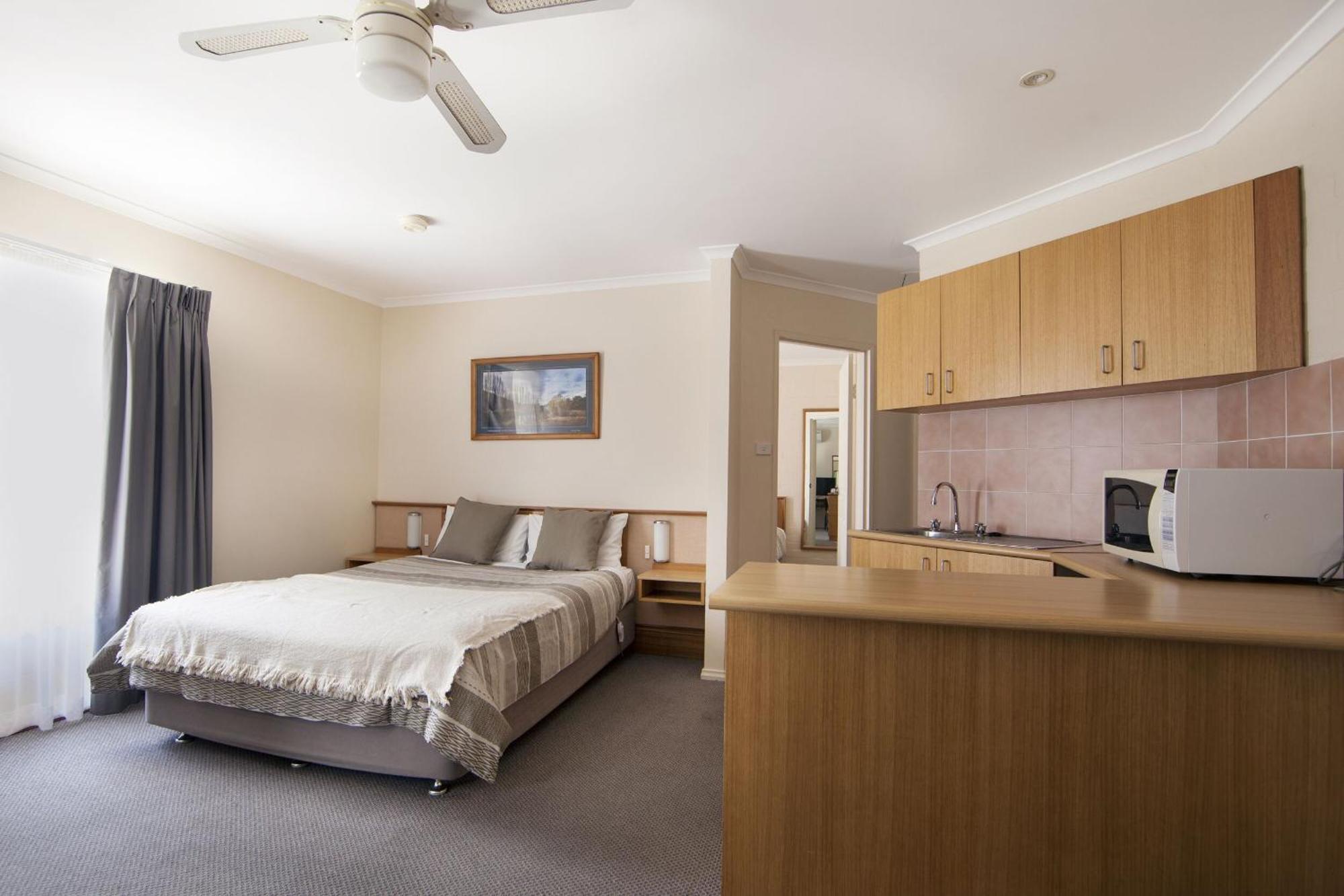 Redhill Cooma Motor Inn Dış mekan fotoğraf