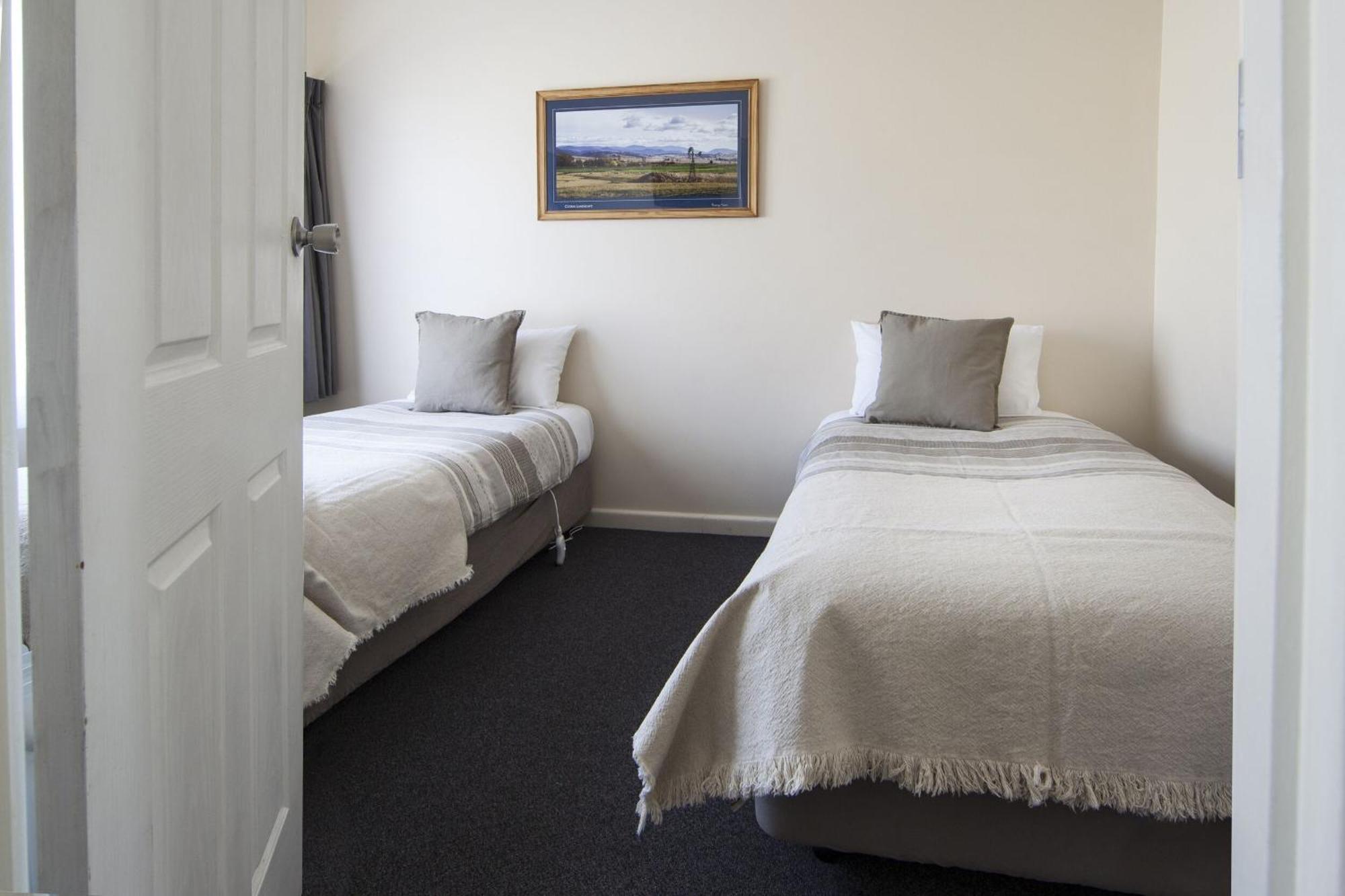 Redhill Cooma Motor Inn Dış mekan fotoğraf