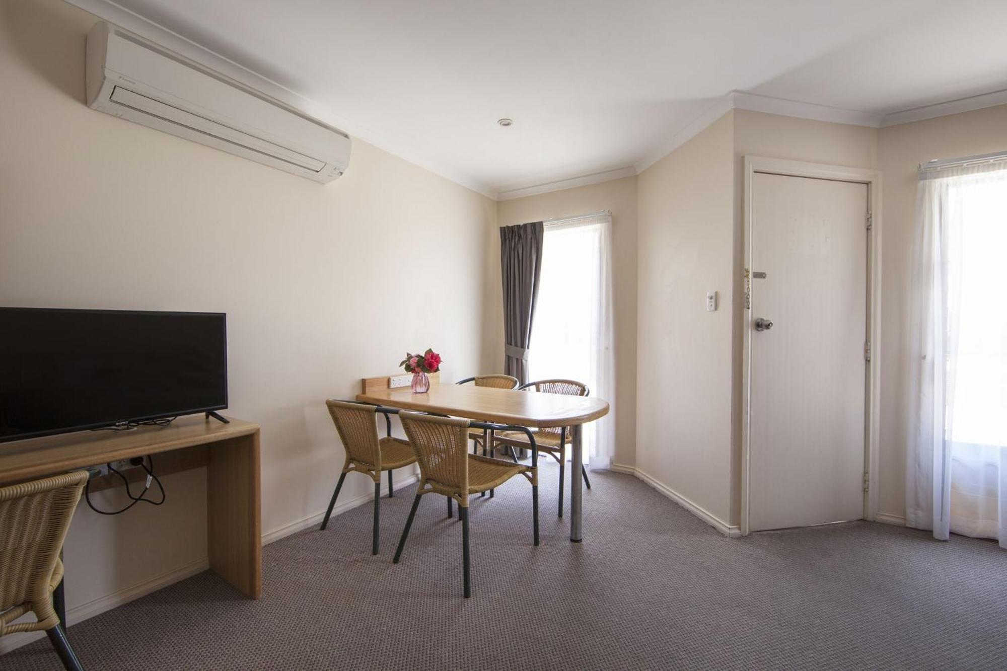 Redhill Cooma Motor Inn Dış mekan fotoğraf