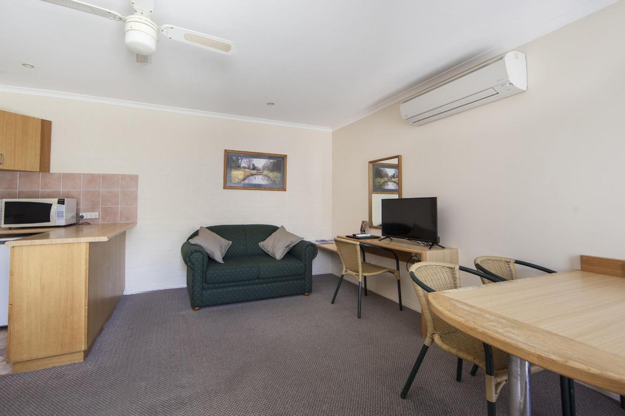 Redhill Cooma Motor Inn Dış mekan fotoğraf