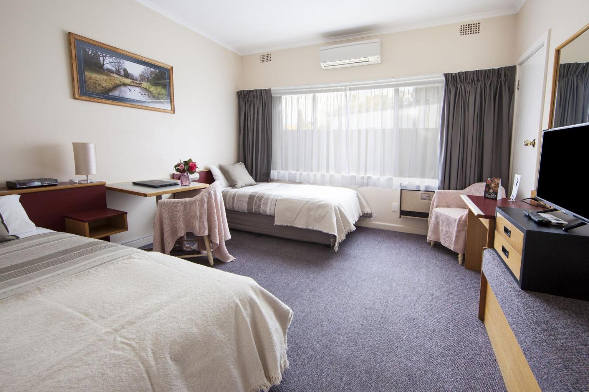 Redhill Cooma Motor Inn Dış mekan fotoğraf
