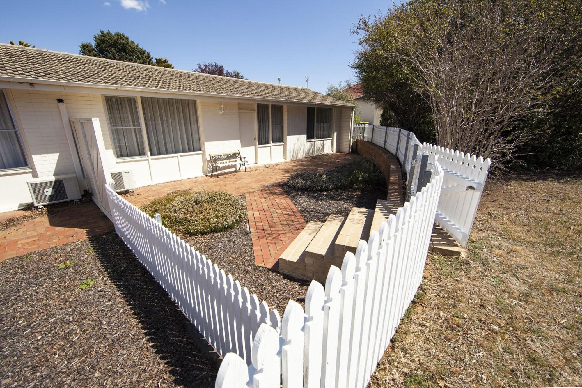 Redhill Cooma Motor Inn Dış mekan fotoğraf