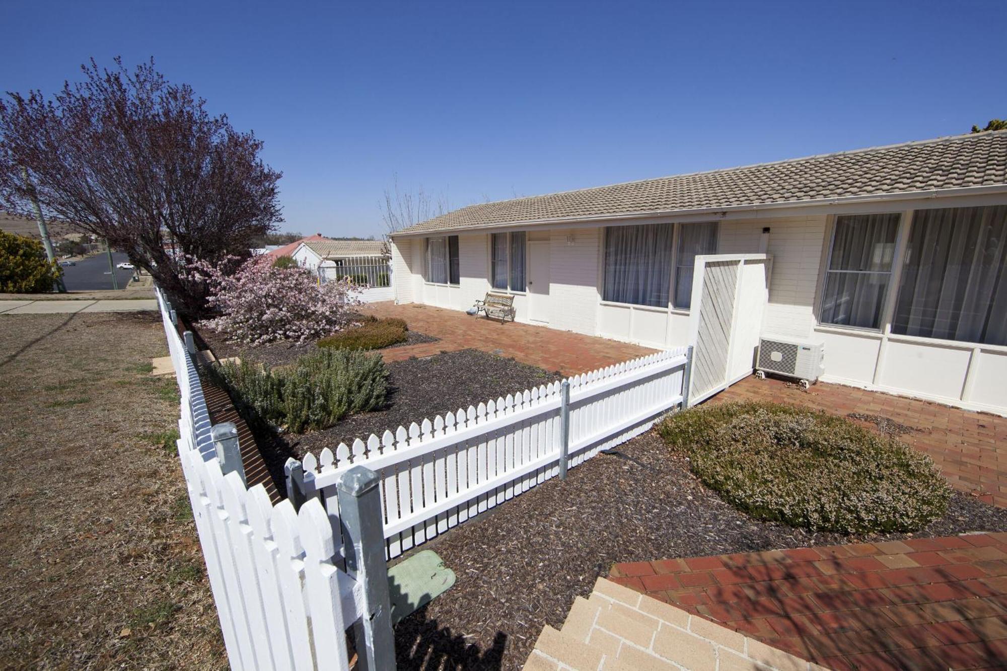 Redhill Cooma Motor Inn Dış mekan fotoğraf