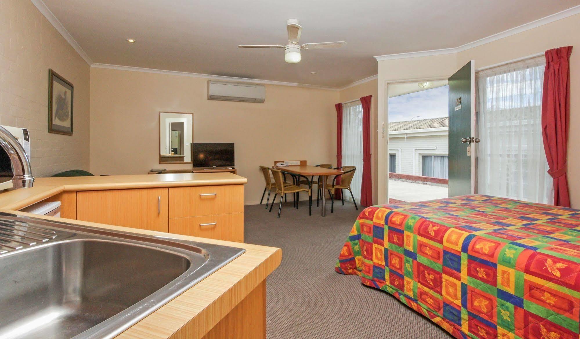 Redhill Cooma Motor Inn Dış mekan fotoğraf