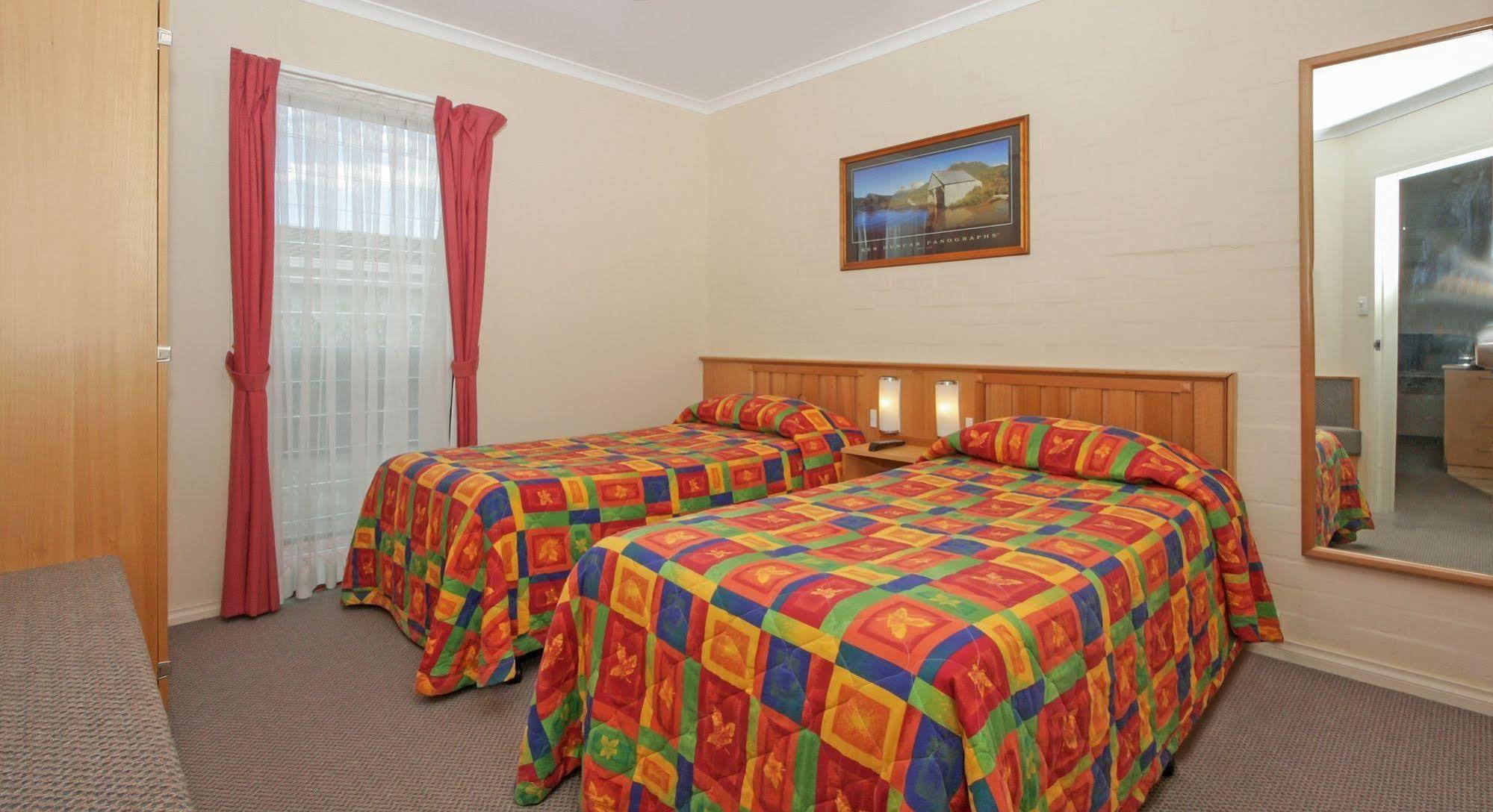 Redhill Cooma Motor Inn Dış mekan fotoğraf