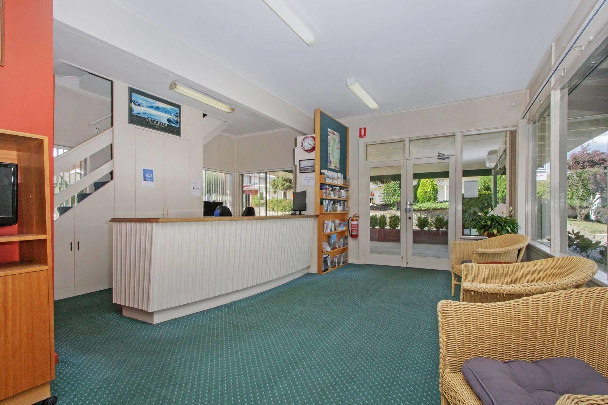 Redhill Cooma Motor Inn Dış mekan fotoğraf